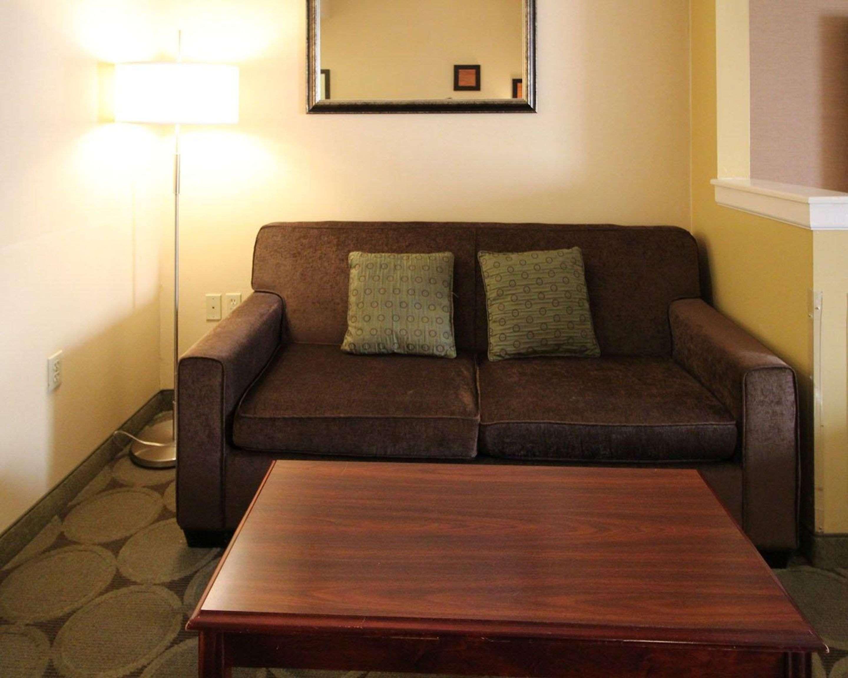 Comfort Suites Near University North Brunswick Bagian luar foto